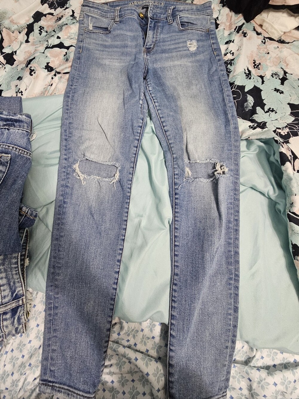 American Eagle Outfitters Super Stretch X so 10‎ Ripped Knee Skinny Jeans